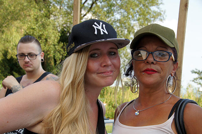 Kim (links) hatte ein Ticket, den vordersten Platz beim Einlass und sogar ein "Fred Durst"-Tattoo, für Maria waren dagegen die 60 Euro ...