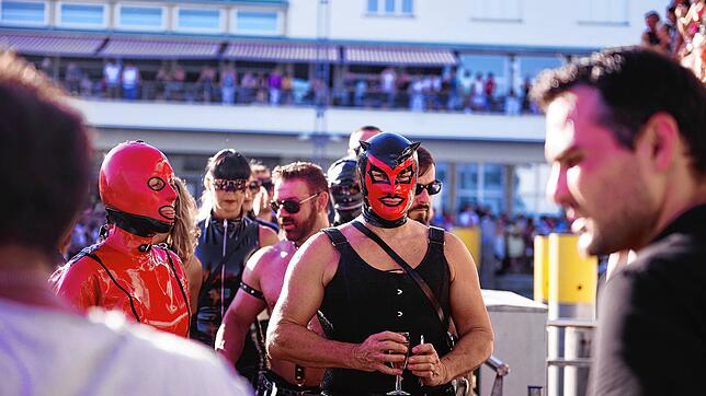 Die Gäste des Torture Ships führten im vergangenen Jahr beim Schaulaufen ihre ausgefallene Garderobe vor. Lack, Latex, Federn, Ketten ...