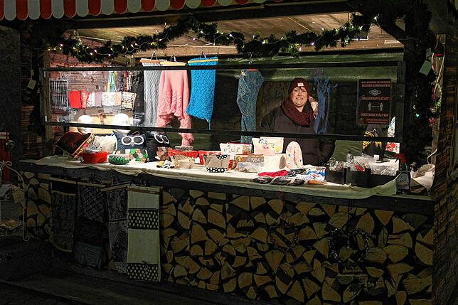 Miriam Rombach in ihrem Verkaufsstand mit kreativen Geschenkideen.