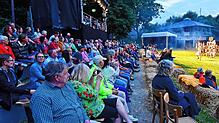 Vor ausverkauften Rängen mit rund 250 Gästen feiert am Donnerstagabend auf der Römerbadwiese das Hüfinger Sommertheater „Ich bin…“ ...