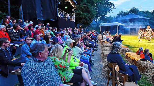 Vor ausverkauften Rängen mit rund 250 Gästen feiert am Donnerstagabend auf der Römerbadwiese das Hüfinger Sommertheater „Ich bin…“ ...