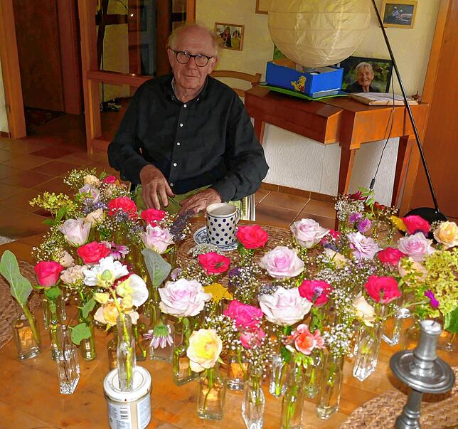 Mit 80 Blüten aus dem Waldkulturscheunen-Garten überraschten die nächsten Angehörigen den Jubilar Wolf-Dieter Bauer an seinem Geburtstag.