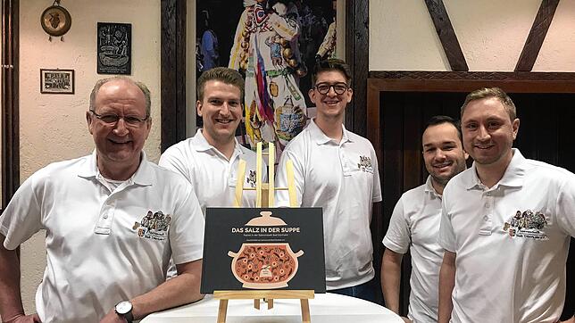 In den Startlöchern für Dürrheims Zunft-Jubiläum (von links): Zunftmeister Volker Martin, Maximilian Maier (Festbetrieb), Lucian Götz ...