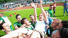 Im siebten Fußballhimmel: Die Bräunlinger Spieler feieren ihren Meistertrainer Uwe Müller. Bild: Roger Müller