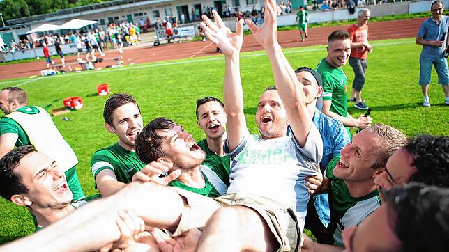 Im siebten Fußballhimmel: Die Bräunlinger Spieler feieren ihren Meistertrainer Uwe Müller. Bild: Roger Müller