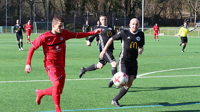 Premiere: Tullio Vitor Santos Figueiredo (links) traf beim 2:1-Sieg des FV Lörrach-Brombach II gegen den TuS Efringen-Kirchen erstmals ...