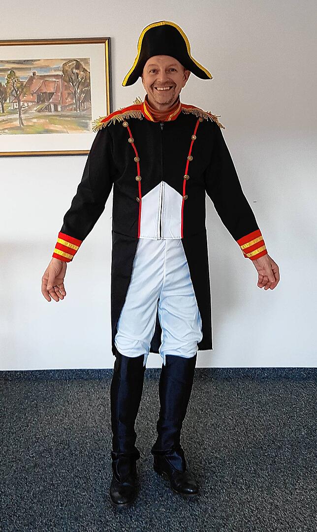 Bürgermeister Dietmar Zäpernick verkleidete sich am Schmutzigen Donnerstag 2020 als Napoleon.