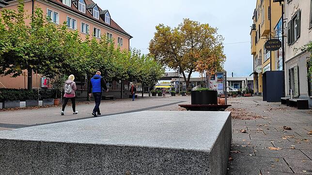 Diese grauen Klötze auf dem Seetorplatz sollen im Rahmen von sechs Sofortmaßnahmen der Innenstadtstrategie durch neue Sitzgelegenheiten ...