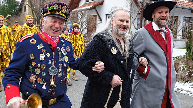 Die Kippenhauser Narreneltern feiern ihren ersten Hochzeitstag (von links): Werner Braunwarth, Peter Röhrenbach, Pascal Bochenek.