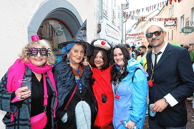 Bild 12: Buntes Treiben in den Gassen &ndash; Narren erobern bei der Straßenfastnacht die Stadt