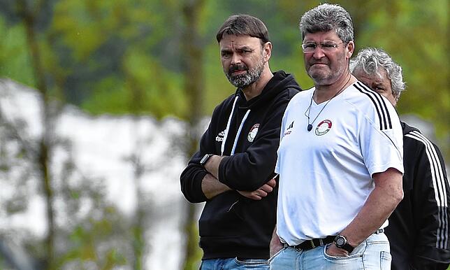 Engagiert: Ralf Lauber (vorn, mit Sportchef Patrick Ruch) ist immer auf der Suche, wie er seine Mannschaft weiterbringen kann und lässt ...