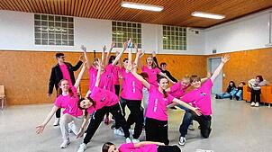 Jede Menge Tanzeinlagen in Pink warten auf die Besucher des Musicals am 26. und 27. Juni im Triberger Kurhaus. Fotos: Schule