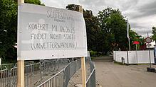 Am Gelände neben dem Konzertsegel weist ein Schild auf die Absage hin.