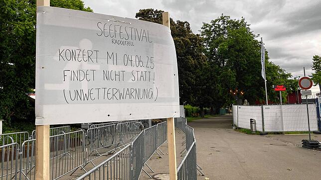 Am Gelände neben dem Konzertsegel weist ein Schild auf die Absage hin.