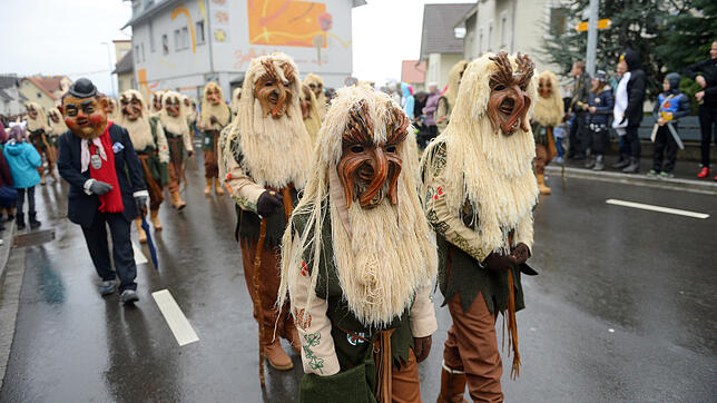 Die Ailinger Gehrenmännle führten gemeinsam mit den Großkopferten und Narrenpolizisten den feierlichen Jubiläumsumzug am Sonntag an.