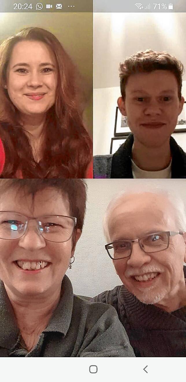 SÜDKURIER-Sekretärin Rosemarie Clericus und Familie beim Abendessen via Skype.