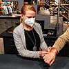 Nadine Müller vom Modehaus Broghammer legt einem Kunden den neuen Bändel ums Handgelenk. Seit Ende November können Kunden in einem ...