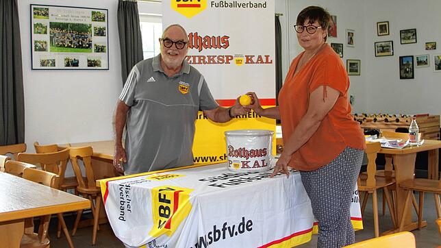 Gutes Händchen: Staffelleiter und &bdquo;Hausherr&ldquo; Wolfgang Spitz zog beim SV Stühlingen die Lose für die Spiele des ...