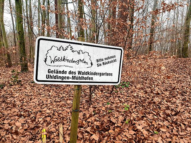 „Bitte nehmen Sie Rücksicht“ steht auf einem Schild, das das Gelände des Waldkindergartens kennzeichnet. Doch viele Besucher ...