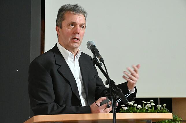 Hauptamtsleiter Hubert Walk liest den Zeitzeugen-Bericht von Johann Kempter vor.