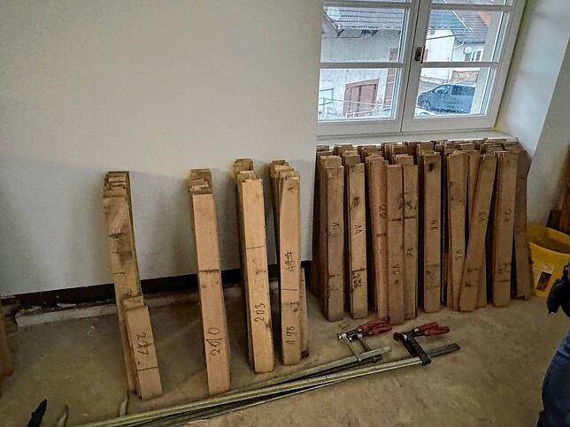 Der alte Boden wurde ausgebaut, nummeriert, aufbereitet und in selber Reihenfolge wieder eingebaut.
