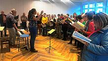 Der rund 80-köpfige Chor beim Probenwochenende im Theophil-Lamy-Haus in St. Blasien. Bild: Karin Steinebrunner