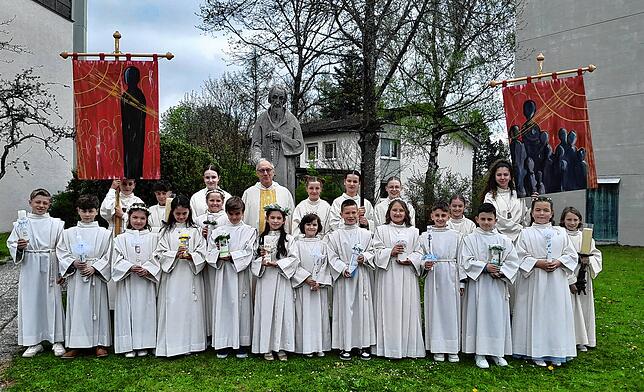 Die Erstkommunion in St. Bruder Klaus fand am Samstag, 26. April, statt. 13 Kinder empfingen ihre Erste Heilige Kommunion. Zelebrant war ...