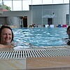 Carmen Allweier (links) und ihre Arbeitskollegin Natalie Denz sind unter den ersten Badegästen in der sanierten Meersburg Therme.