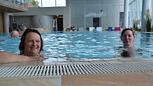 Carmen Allweier (links) und ihre Arbeitskollegin Natalie Denz sind unter den ersten Badegästen in der sanierten Meersburg Therme.