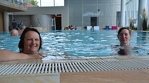 Carmen Allweier (links) und ihre Arbeitskollegin Natalie Denz sind unter den ersten Badegästen in der sanierten Meersburg Therme.