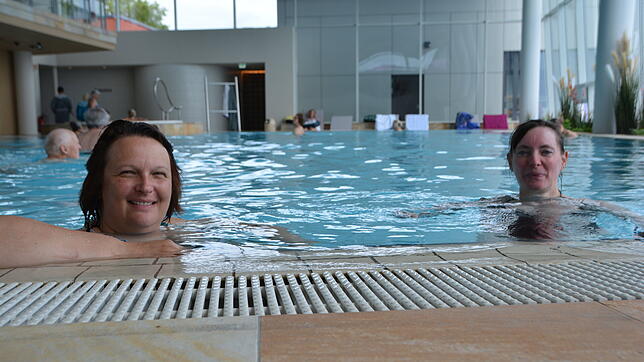 Carmen Allweier (links) und ihre Arbeitskollegin Natalie Denz sind unter den ersten Badegästen in der sanierten Meersburg Therme.