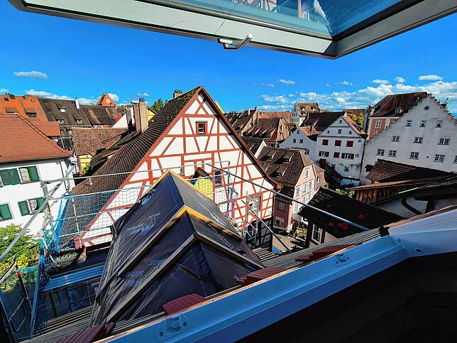 Während man von der einen Seite des Dachgeschosses Winzergasse 20 auf Burg und See schaut, eröffnet die andere Seite über der ...