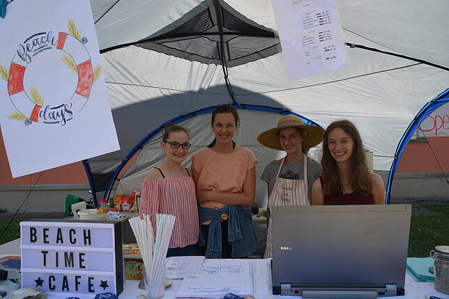 Amelie Jürgens, Matilda Gutcke, Maemi Schmeh und Ann-Christine Schmid (von links) führen mit ihrem Café "Beach Days" einen der vielen ...