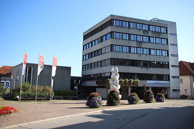 Das neue Rathaus an selber Stelle heute: Einzig das Wohn- und Geschäftshaus am rechten Bildrand erinnert noch an die Zeit vor der Sanierung.