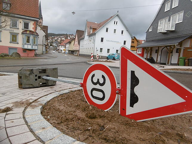 Umgefallenes Verkehrsschild an der Kreuzung Friedrichsstraße/Krankenhausstraße in Vöhrenbach.