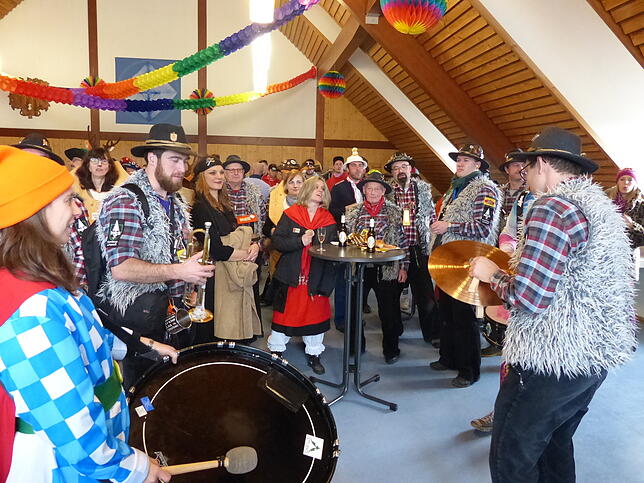 Auf die Pauke hauten die Musiker und alle freuten sich. Ohne Musik geht an Fasnet nichts.