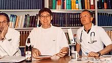 Die drei Chefärzte des Radolfzeller Krankenhauses bei einer Besprechung nach Feierabend im Jahr 2003: Christoph Zipp, Wolf-Rüdiger Klare ...