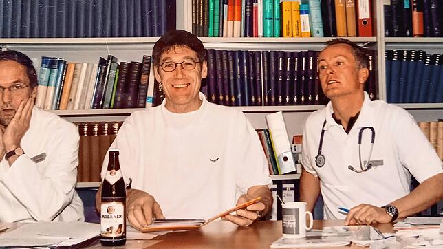 Die drei Chefärzte des Radolfzeller Krankenhauses bei einer Besprechung nach Feierabend im Jahr 2003: Christoph Zipp, Wolf-Rüdiger Klare ...