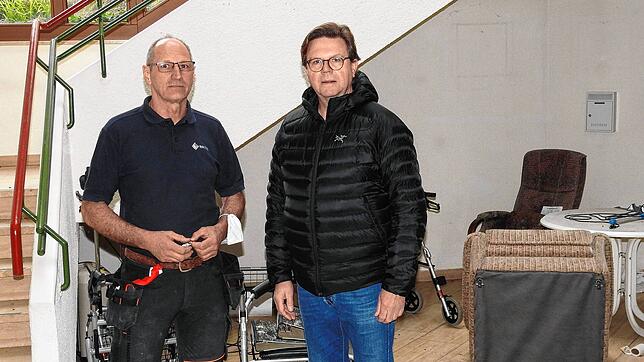 Hausmeister Helmut Maschefski und Bauunternehmer Claus Schleith (von links) beim Rundgang durch den Matthias-Claudius-Altbau. Nicht nur ...