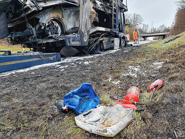 Mit Feuerlöschern (im Bildvordergrund) hatten Fahrer und Helfer versucht, den entstehenden Brand zu löschen.