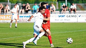 Fehlt in der zweiten Runde: Ramin Ahmadi (vorn) vom SV 08 Laufenburg setzte sich in der ersten Runde des SBFV-Rothauspokals mit 7:2 ...