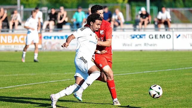 Fehlt in der zweiten Runde: Ramin Ahmadi (vorn) vom SV 08 Laufenburg setzte sich in der ersten Runde des SBFV-Rothauspokals mit 7:2 ...