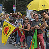 Teilnehmer bilden an der Grenze zu den Niederlanden in Aachen (Nordrhein-Westfalen) bei der Protestaktion "Kettenreaktion" gegen ...