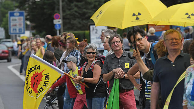 Teilnehmer bilden an der Grenze zu den Niederlanden in Aachen (Nordrhein-Westfalen) bei der Protestaktion "Kettenreaktion" gegen ...