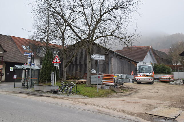 Die Halle wird abgerissen. Der Brunnen wird saniert und kommt hier in den Mittelpunkt einen neugestalteten Platzes neben der Straße.