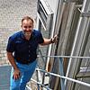 Bürgermeister Matthias Weckbach steht an den äußeren Rohren der Heizung des Zollhauses. Diese Gas-Heizung kann nicht umgerüstet werden ...