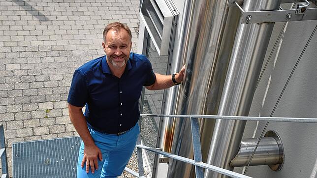 Bürgermeister Matthias Weckbach steht an den äußeren Rohren der Heizung des Zollhauses. Diese Gas-Heizung kann nicht umgerüstet werden ...