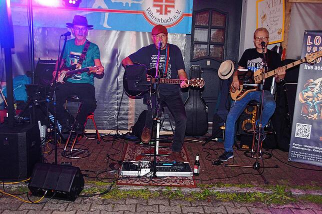Musikalische Unterhaltung beim Turnverein mit „Locker vom Hocker“ – das passt.