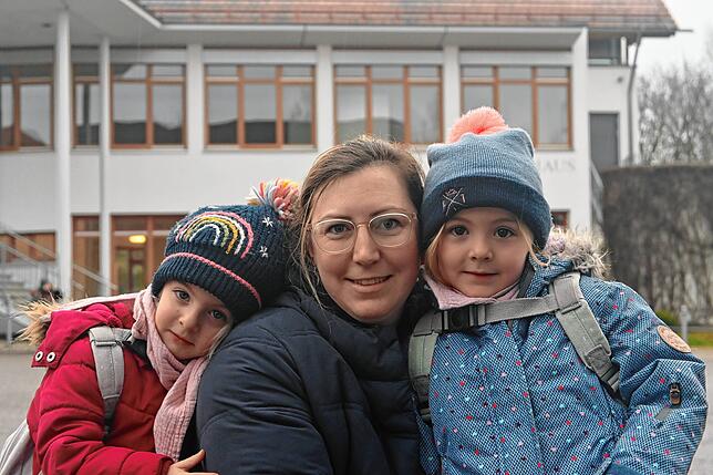 Susanne Schwörer vom Elternbeirat mit ihren Zwillingstöchtern Nora (links) und Tessa.