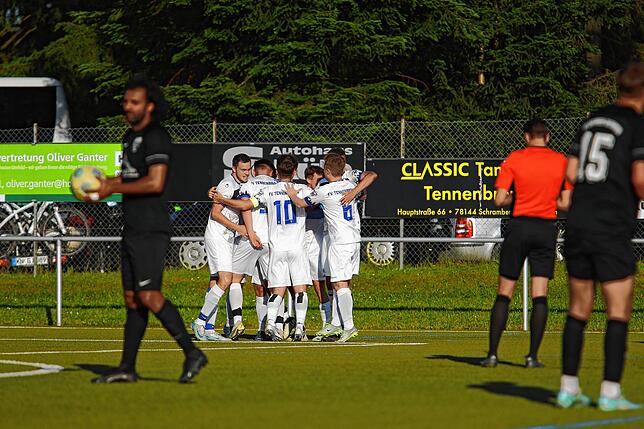 Bild 30: Der FV Tennenbronn gewinnt gegen den FC Öhningen-Gaienhofen. Wir haben die besten Bilder!